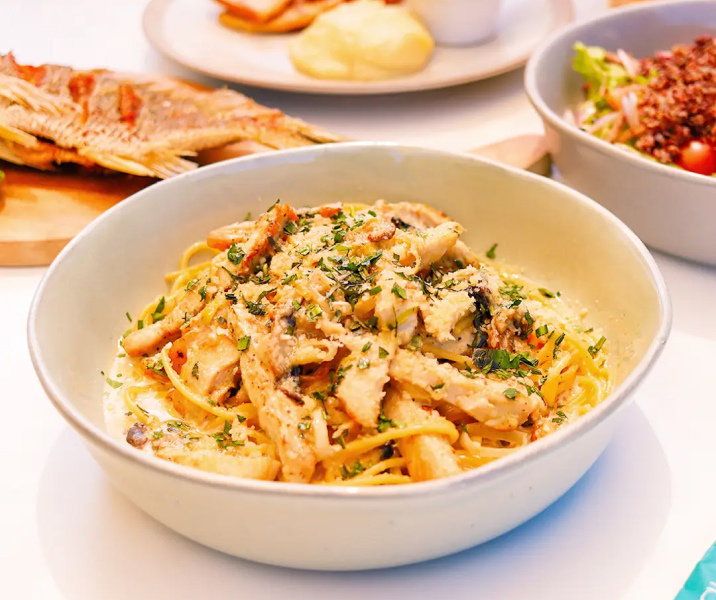 Plato con pasta gastronomía Equinoccio